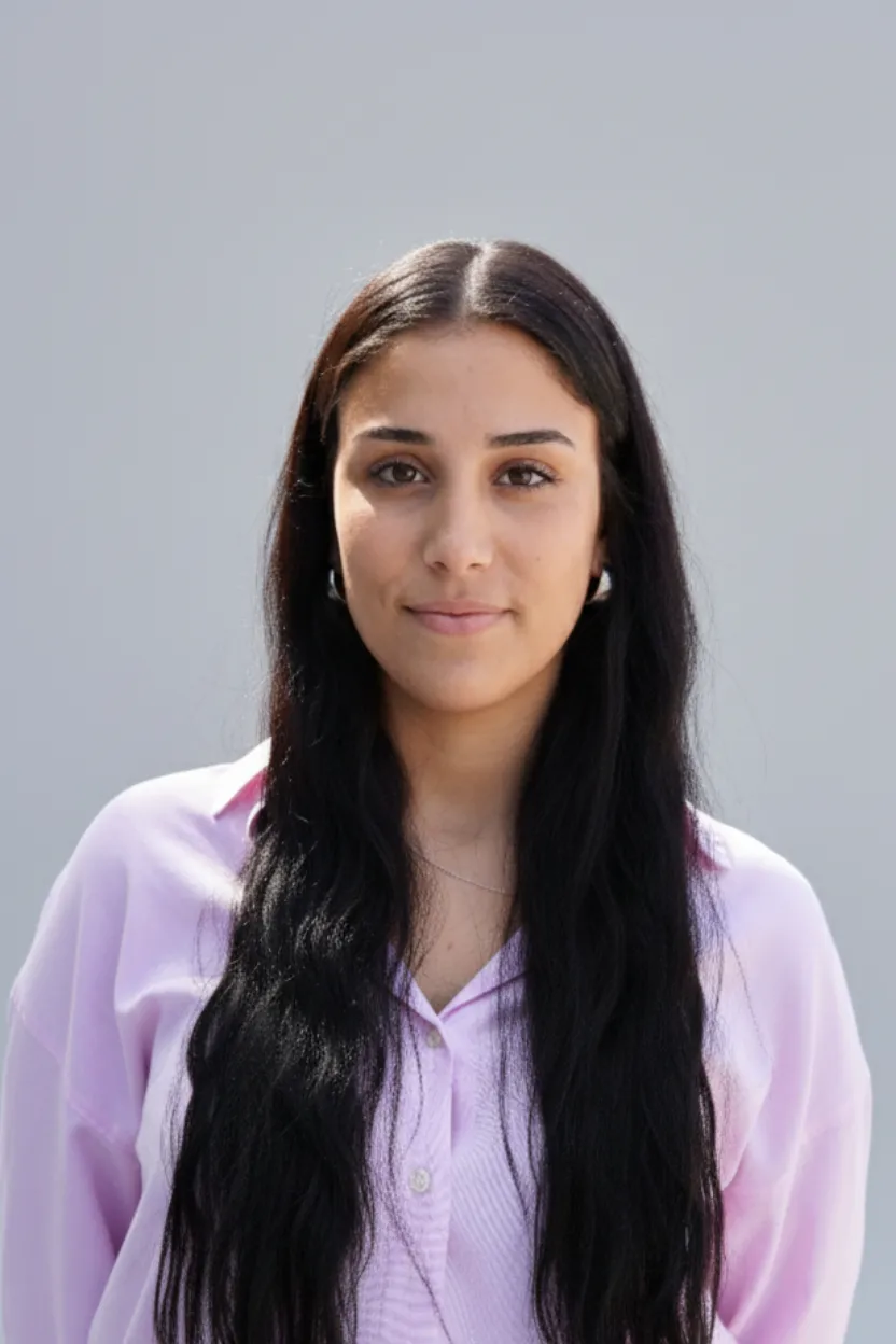 Mujer en la oficina con un ordenador portátil, mostrando un ambiente de trabajo moderno y colaborativo. Representa la eficiencia en la gestión de proyectos y la comunicación empresarial.