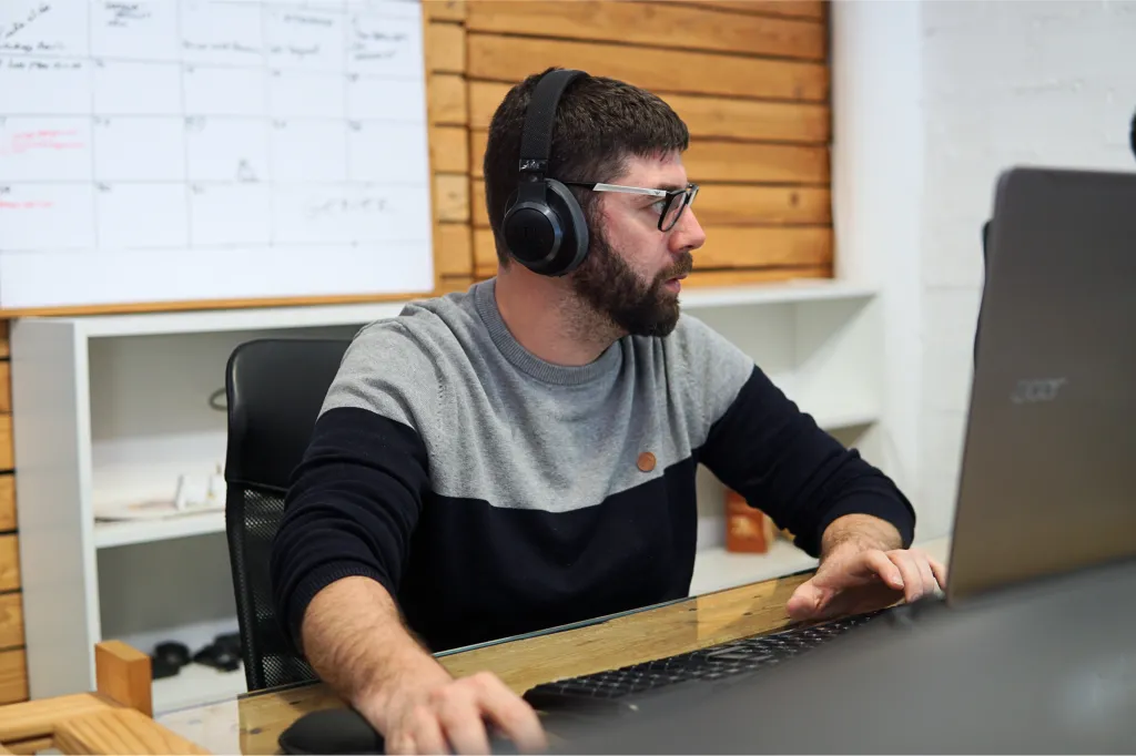 Optimización SEO de imágenes horizontales para mejorar la visibilidad y el rendimiento web, garantizando accesibilidad universal.