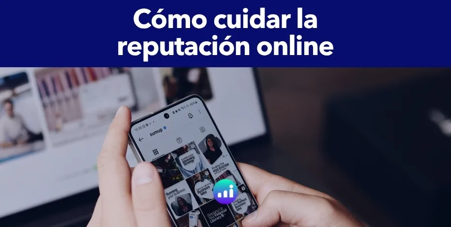 Ilustración de una lupa con iconos de redes sociales y opiniones, simbolizando la monitorización de la reputación digital de una marca.