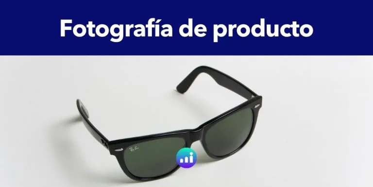 Profesional de marketing digital fotografiando un producto con iluminación de estudio y cámara DSLR, optimizando la visibilidad.