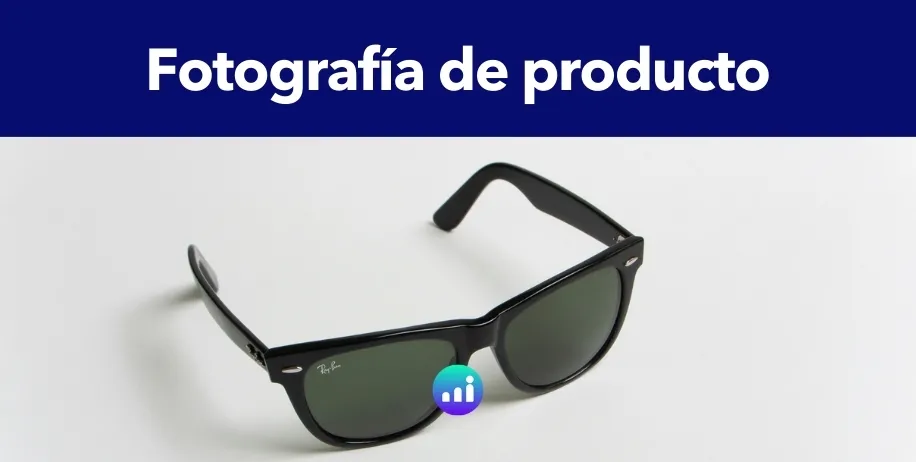 Profesional de marketing digital fotografiando un producto con iluminación de estudio y cámara DSLR, optimizando la visibilidad.