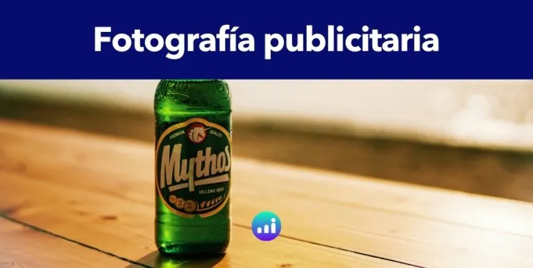 Primer plano de un fotógrafo profesional capturando detalles de un producto para publicidad, resaltando la importancia del encuadre y la luz.