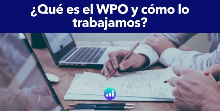 Profesionales optimizando la velocidad de carga de una web para mejorar el posicionamiento SEO y la experiencia de usuario.