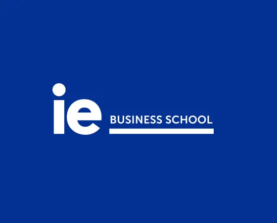 Logo oficial de IE Business School, representando la excelencia académica en programas de formación directiva y MBA, crucial para el desarrollo profesional.