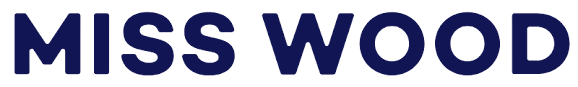 Logo de Miss Wood, empresa especializada en mapas de madera artesanales y decoración sostenible para el hogar y viajeros. Diseño elegante y minimalista.