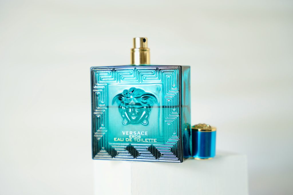 Fotografía publicitaria de estudio mostrando un producto con iluminación profesional y fondo neutro para destacar sus características.