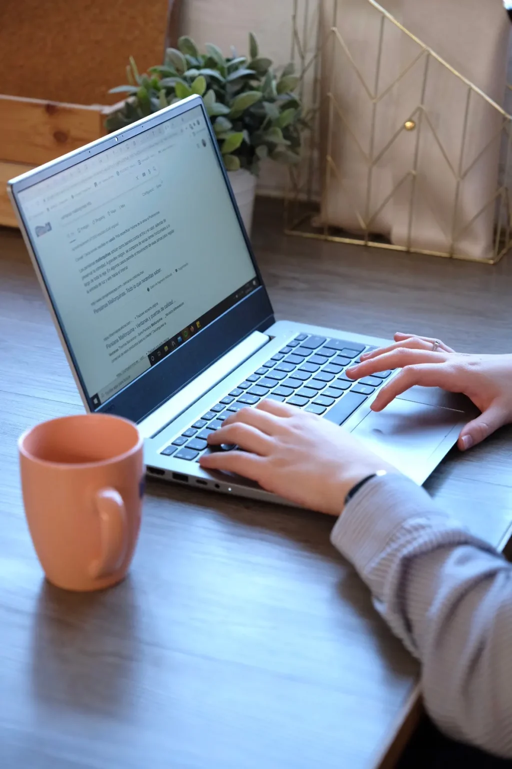 Consultor SEO trabajando en estrategia de posicionamiento web en Barcelona desde portátil